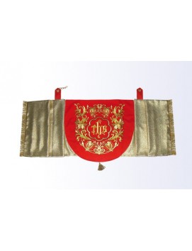 Crveni i zlatni liturgijski humeralni veo s IHS vezom i ukrasima