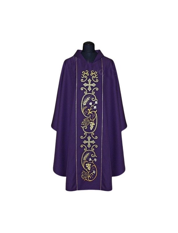 Richly embroidered chasuble (784)