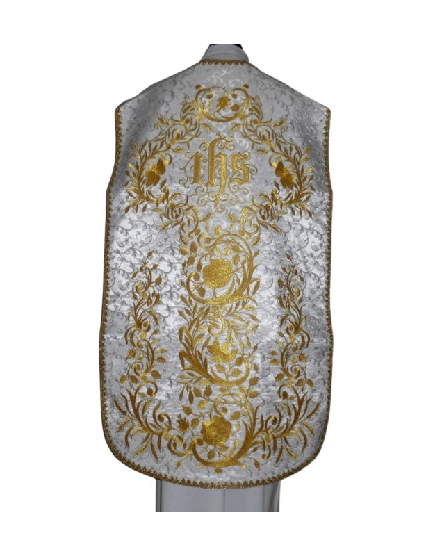 Casulă romană albă brodată IHS