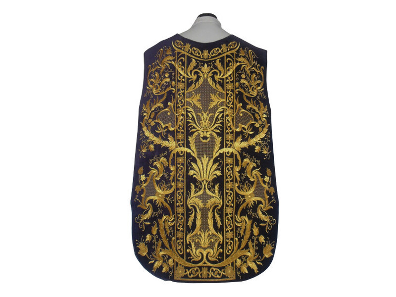 Římský ornát fialový vyšitý eucharistický motiv, samet