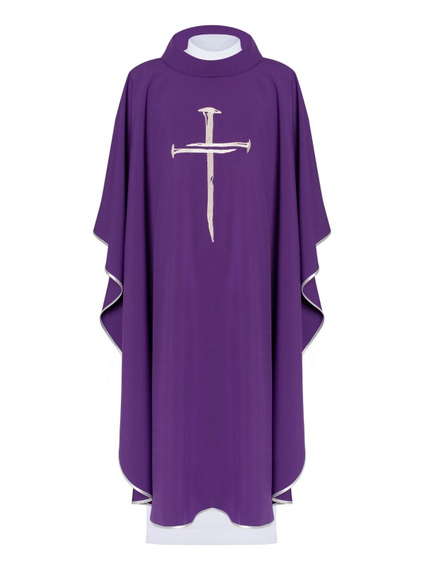 Chasuble brodée violette avec une croix