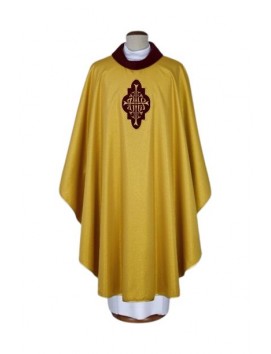 Chasuble en or avec application de velours brodé