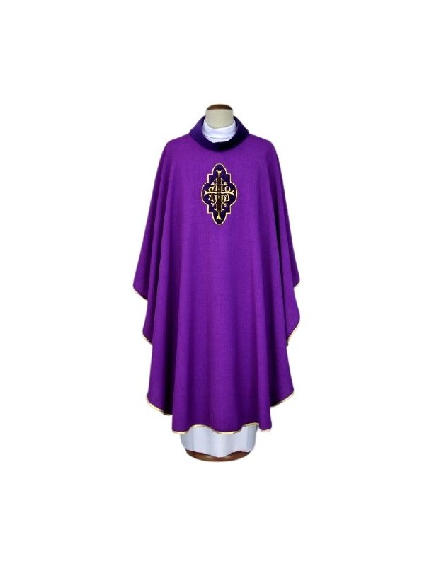 Chasuble violette avec application de velours brodé