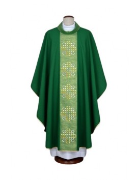 Casulla verde con bordados modernos