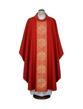 Chasuble rouge avec broderies modernes