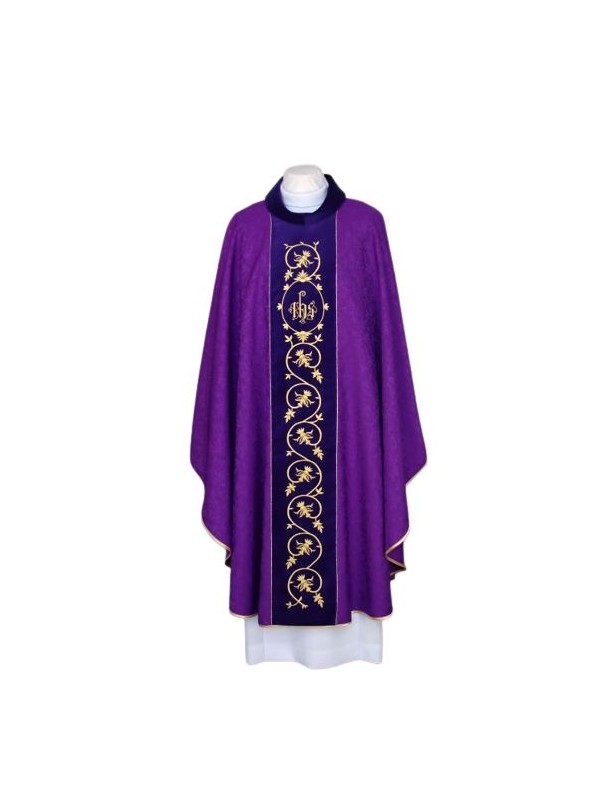 Casulla morada bordada, tejido adamascado - IHS