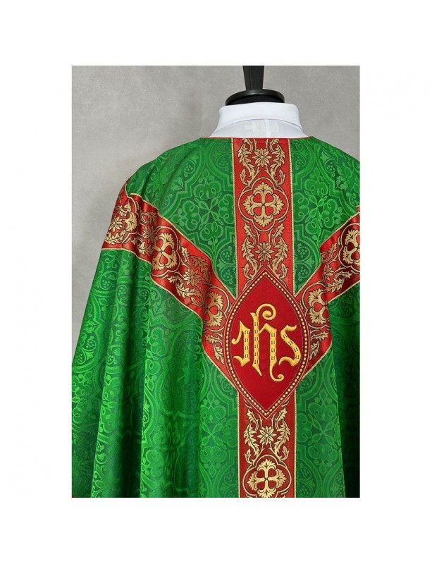 Semi-Gothic green chasuble with priest's stole (4K)