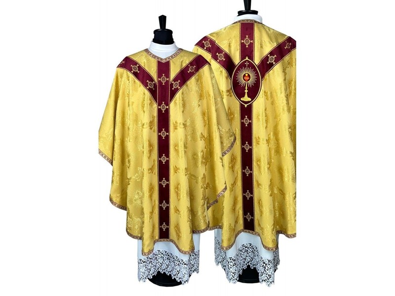 Půl-gotický ornát s vyšitým motivem monstrance (1K)