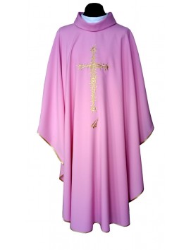 Casulla rosa con cruz de espinas