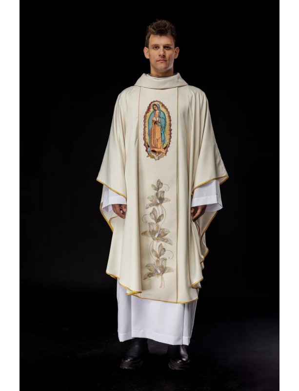 Ornat z haftowanym wizerunkiem Matki Bożej z Guadalupe (117H)