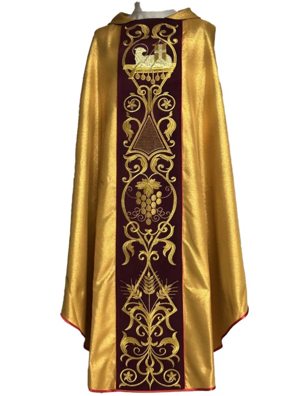 Embroidered chasuble with the Lamb of God - gold brocade (T3)